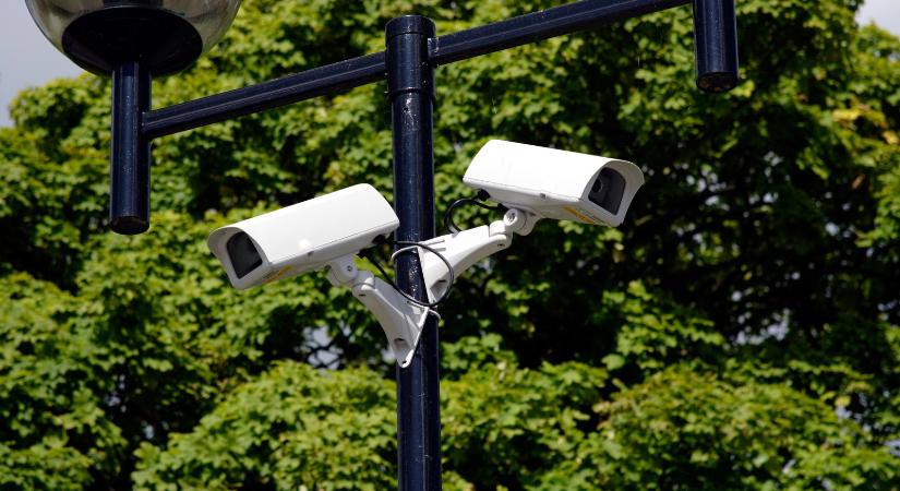 Gusztustalan jelenetet rögzített egy családi ház biztonsági kamerája, kiskorú érintett is lehet?