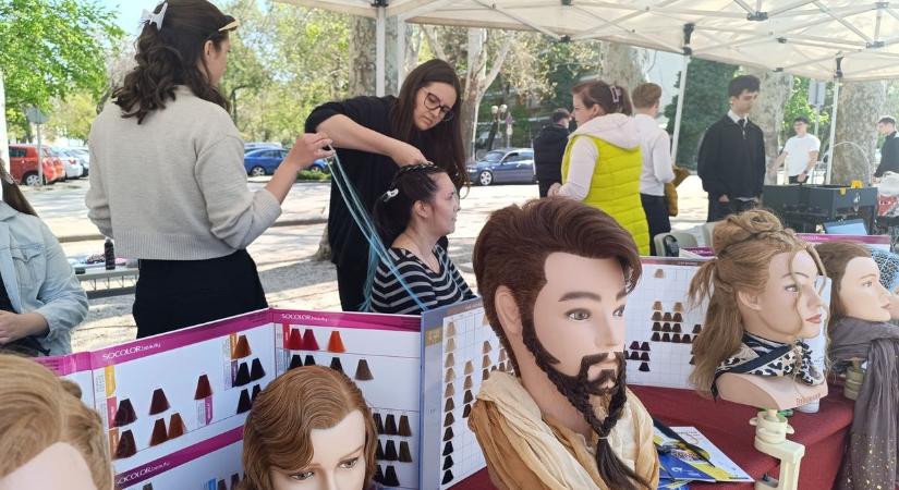 A balatoni panoráma mögött saját jövőjüket is megláthatták