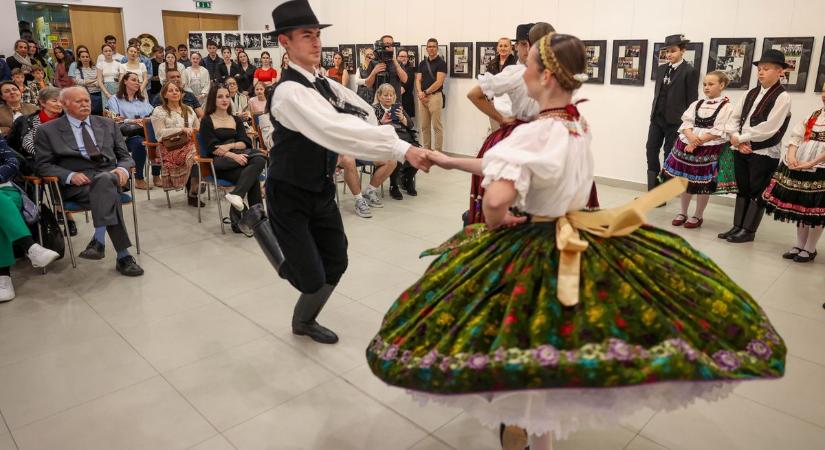 Ahol a fotók is táncra perdülnek – 60 éves a nemzetközi hírű egyesület (videó és képgaléria)