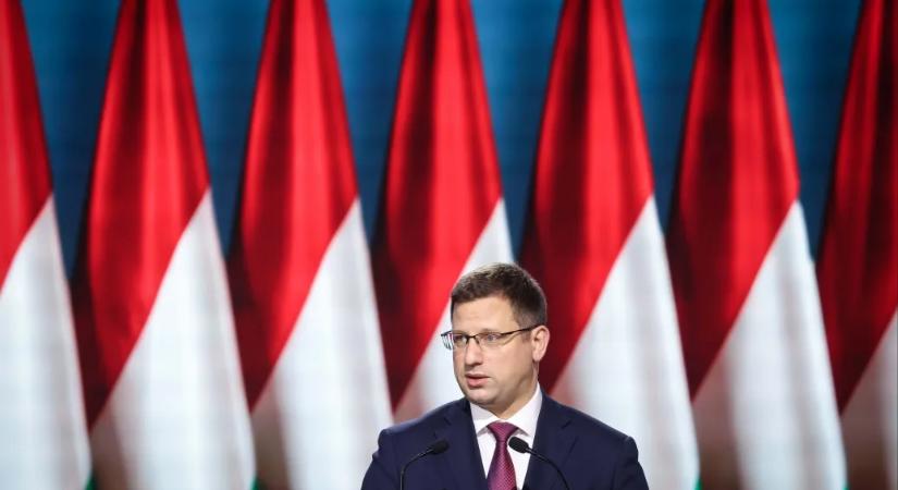 Gulyás Gergely bejelentette, hogy a leköszönő kormány döntött a védett üzemanyagár fenntartásáról