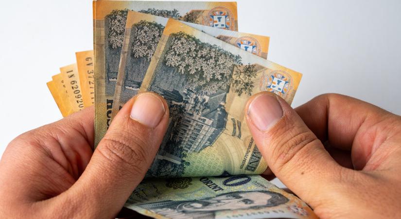Négyéves csúcson a forint, már 360-nál járt pénteken az euró