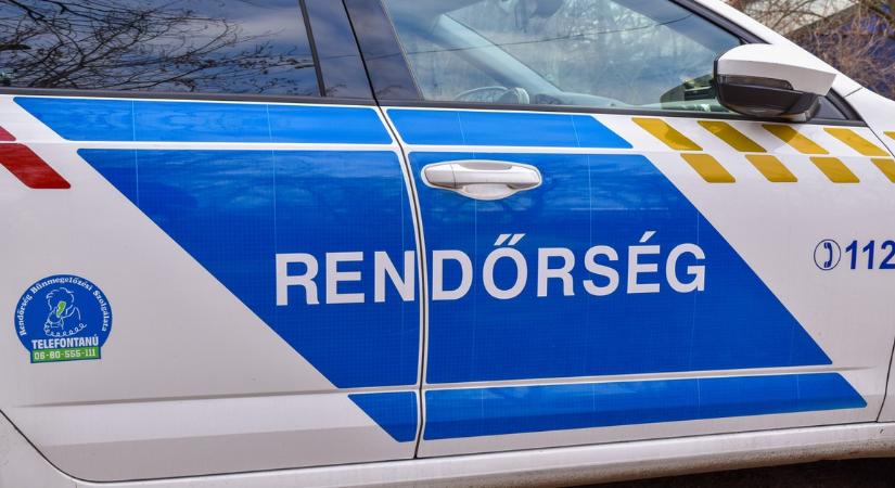 Durva baleset Budapesten, a Gubacsi hídnál: rendőrautó rohant bele egy autóba, egy kerékpáros is megsérült