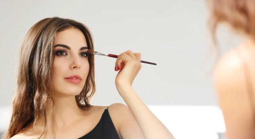 Pár perc és máris ragyogsz – Így alakítsd át a nappali sminked alkalmivá, ha nincs időd elölről kezdeni