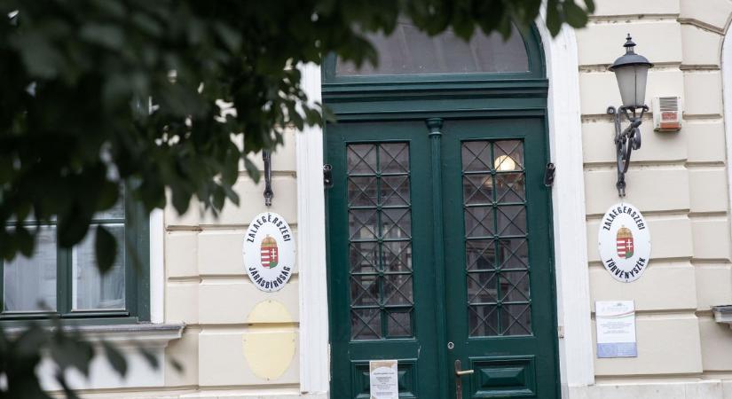 Idős asszonyt használtak ki és vertek át, 3 milliós a kár