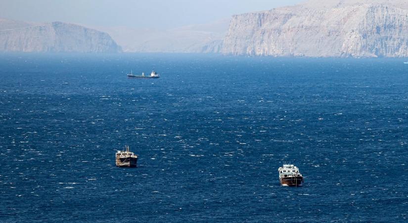 Irán bejelentette, hogy teljes egészében megnyitja a Hormuzi-szorost a kereskedelmi hajók előtt