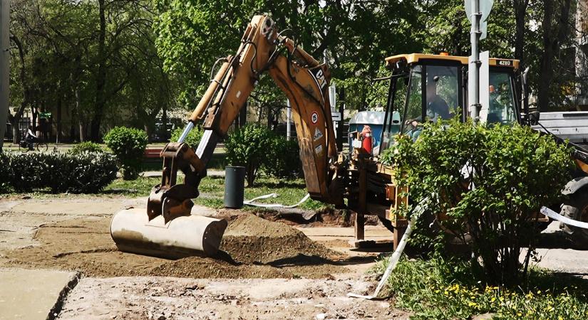 Újabb belvárosi területeken indultak út- és járdafelújítások Debrecenben – videóval