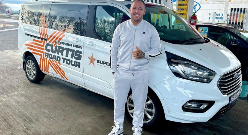 Kezdődik a celebek kihátrálása: Curtis azzal védekezik, hogy ő „nem vett részt a napi politikában”