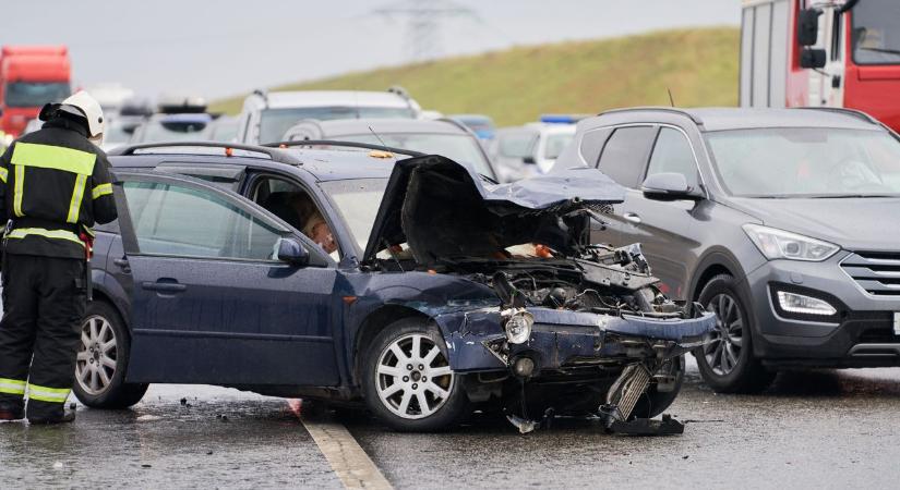 Egymásba rohant egy furgon és egy autó az M4-esen – félpályán halad a forgalom
