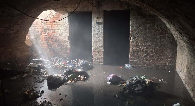 Füstbe borult a szolnoki utca –két vízsugárral fékezték meg a lángokat a Pólya Tibor úton