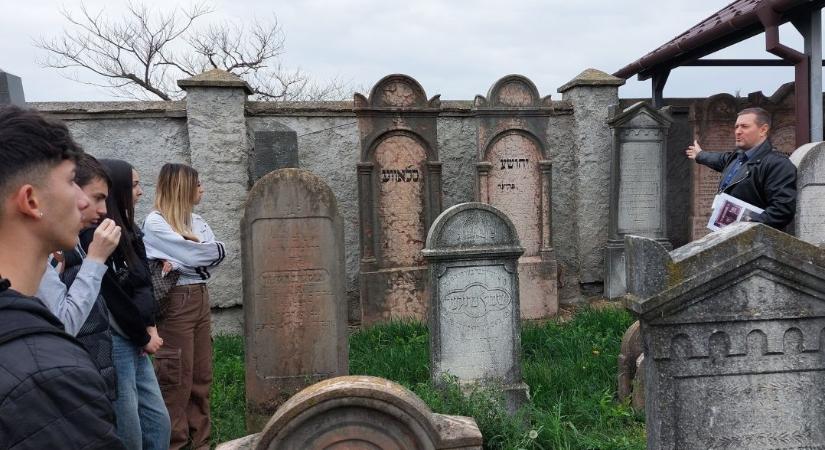 Rendhagyó történelemóra a zsidó temetőben