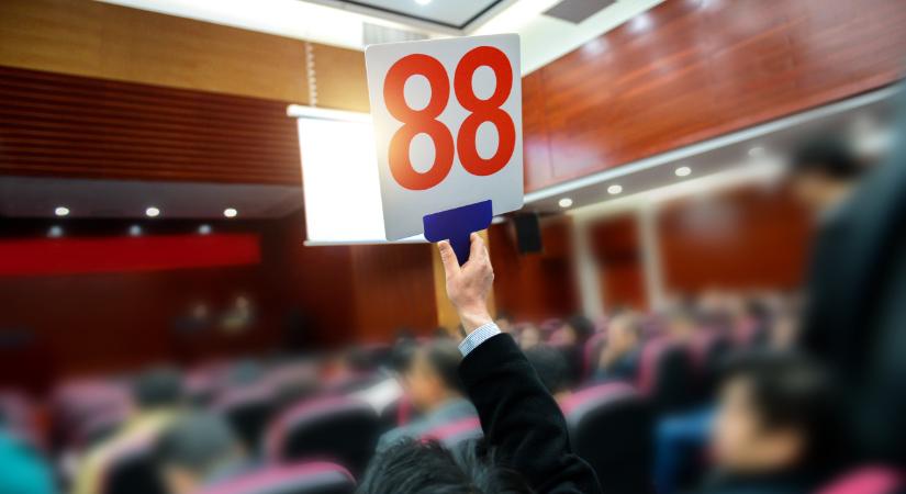 Repkedtek a milliárdok, Monet-kért ment a licitháború