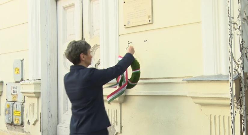 Koszorúzás és szavalóverseny