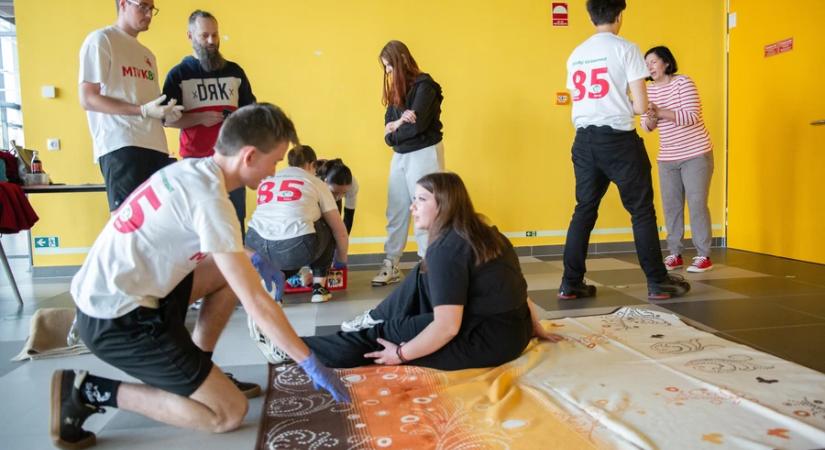 Ájulás, maró folyadék a szemben és gázolás- többféle sérüléssel találkoztak a versenyzők