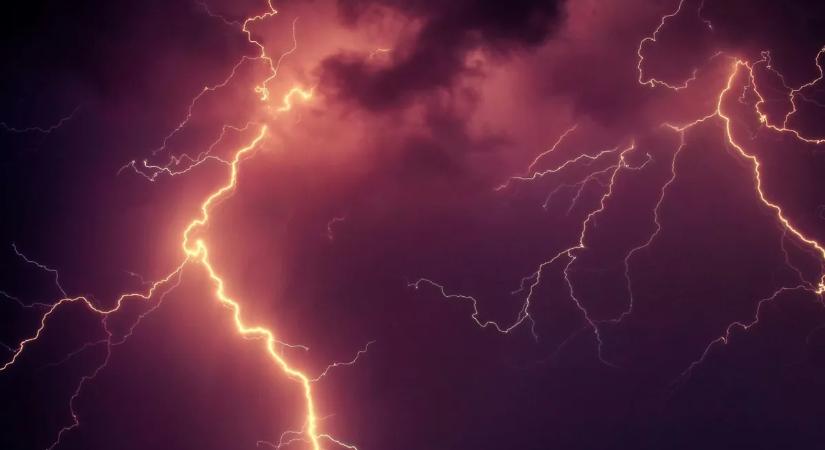 Családapát ölt meg a villám a benzinkút parkolójában