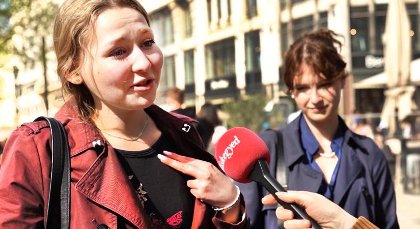 Divatötlet: Anyu és nagymama retró ruhadarabjait is beveti az utca embere