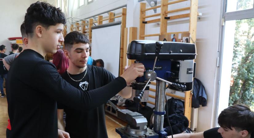 Zsúfolásig telt a csarnok: a pályaorientációs napon diákok és cégek találtak egymásra