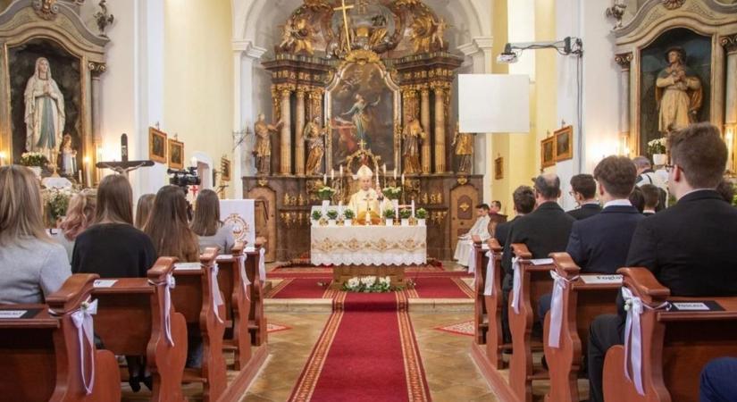 Megkezdődött a bérmálások időszaka a Veszprémi Főegyházmegyében