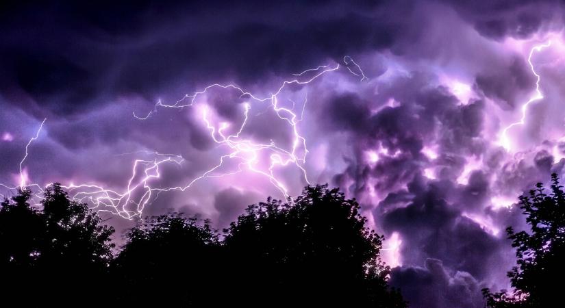 Lecsapott a természet: villámcsapás ölt meg egy benzinkút mellett parkoló férfit