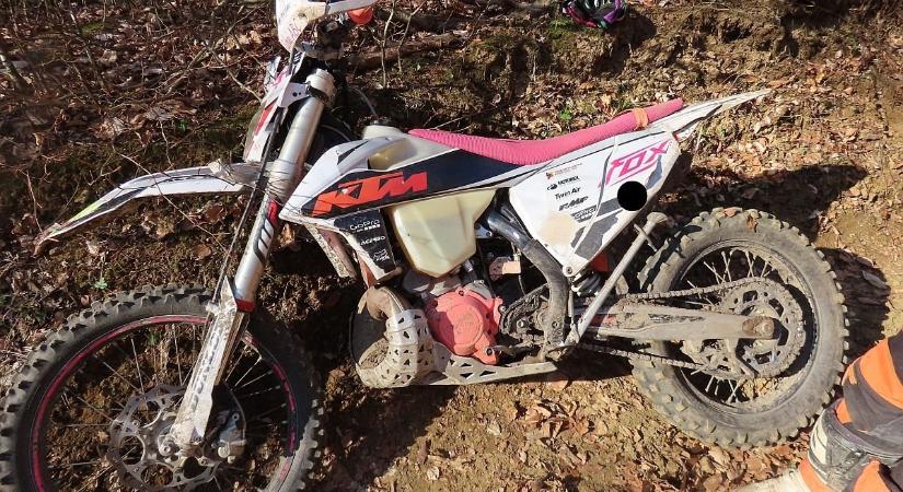 Engedély nélkül motoroztak védett területen, a természetvédelmi őrök mellett a rendőrök is feltűntek a helyszínen