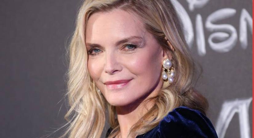 A 67 éves Michelle Pfeiffer igazi bombázó az új sorozatban: merész dekoltázst is bevállalt