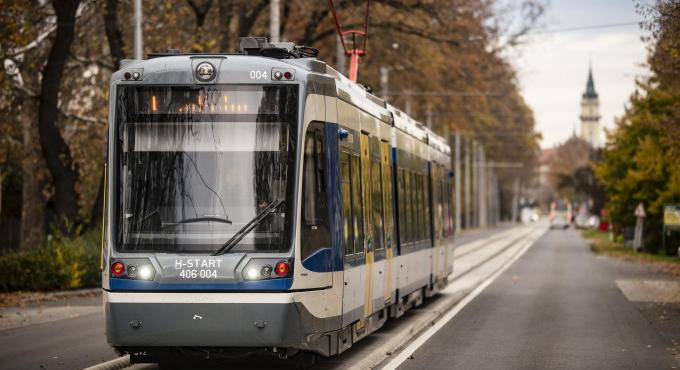 Balhé a szegedi járaton: eltörte a jegyellenőr csuklóját a bliccelő