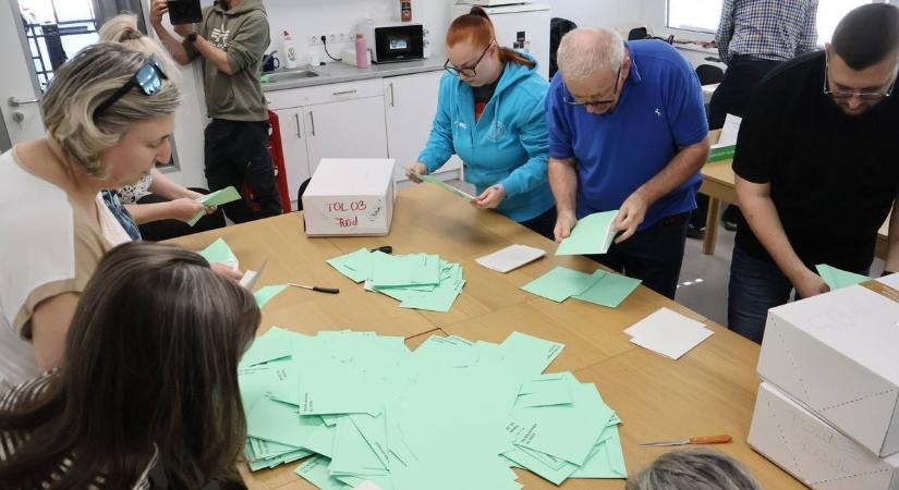 Órákon belül eldől, ki lesz a paksi és a tamási térség országgyűlési képviselője (fotók)