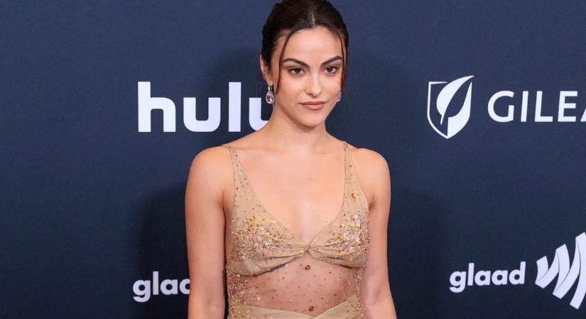 Mély dekoltázs vagy bikinifelső – ezek a világsztár, Camila Mendes legfőbb fegyverei – szexi galéria