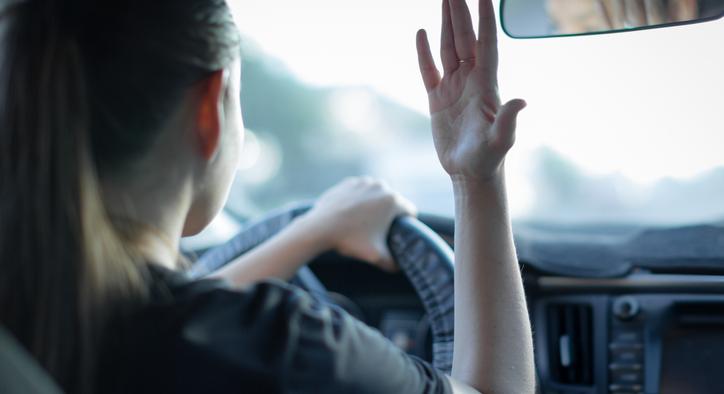 Őrült közúti balhé motorháztetőbe kapaszkodó, veszekedő nővel