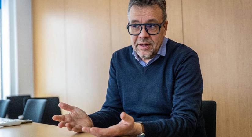 Öngyilkos társadalmi szövetszakadás jöhet ki abból, ha hülyének nézzük egymást – Hatos Pál a Fülkében