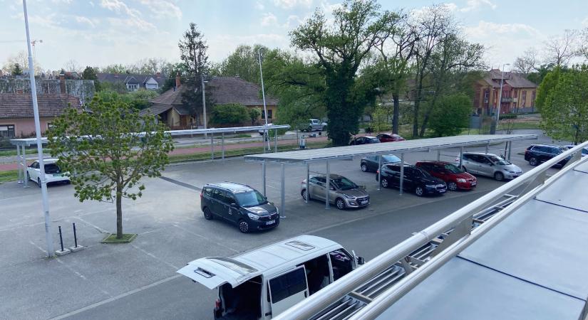 Áramot termel és árnyékot ad: napelemek kerültek a vásárhelyi strand parkolójába