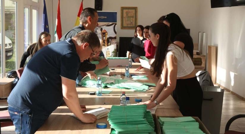 Feszült órák Dombóváron: rengeteg szavazatot bontanak fel (galéria)