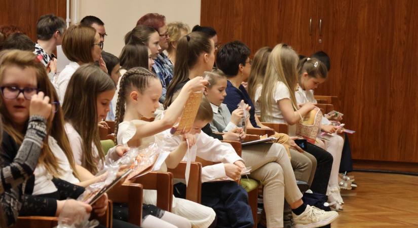 Versmondó verseny Répcelakon: alsósok és felsősök is megmérették magukat
