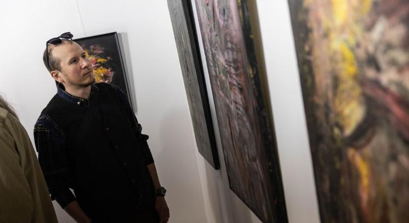 A szavak és színek ereje a vásznon: új kiállítás nyílt a tatabányai Bánhidai Alkotóházban