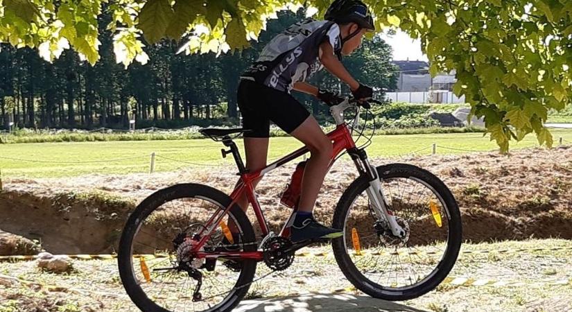 Bajnok tanítja a helyieket az egyedi bringasuliban a Bakonyban