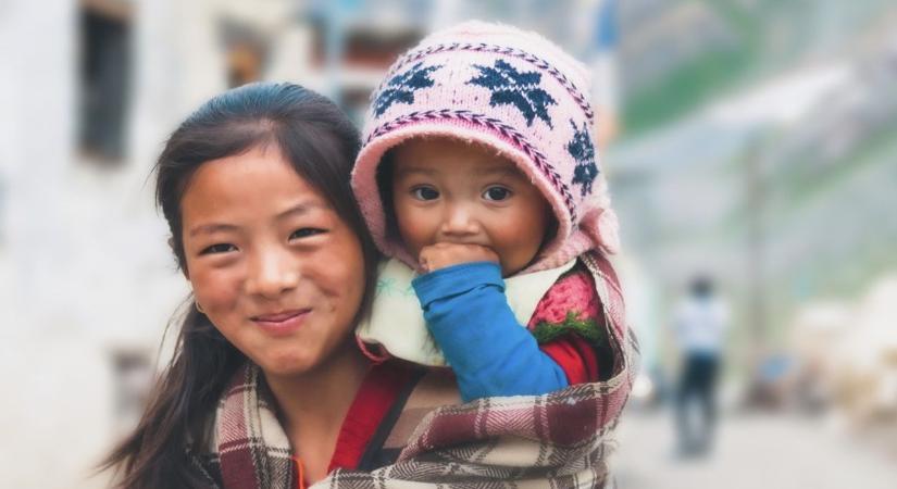 Azok a gyerekek, akik segítenek a testvéreik gondozásában, ezeket a kiemelkedő képességeket fejlesztik ki