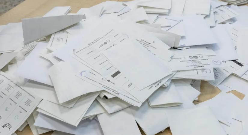 Elkezdték összeszámolni az átjelentkezők és a külképviseleten voksolók szavazatait