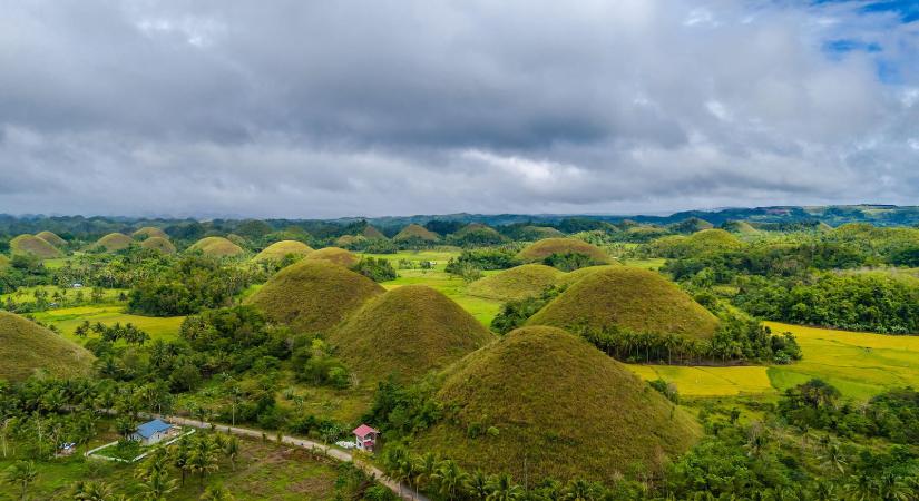 Több mint 1000 természetes piramis van egy rejtélyes szigeten az óceán közepén, éneklő állatok laknak rajtuk