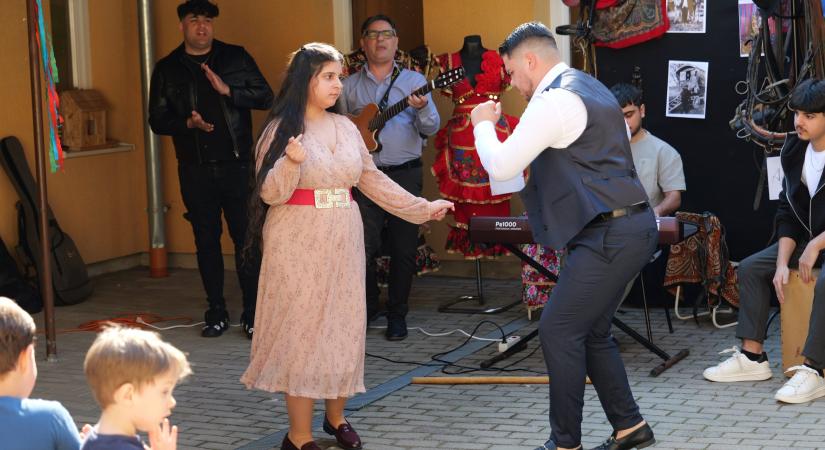 Roma családi napot és táncházat rendeztek az Oldalkosár utcai óvodában – videóval