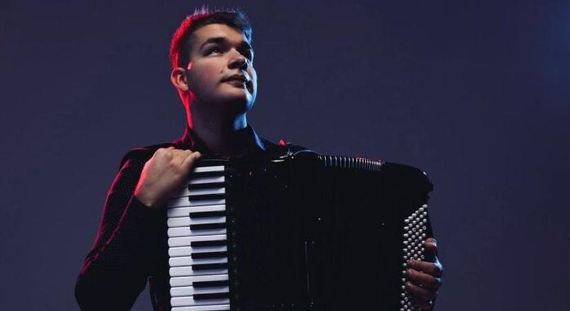 Szimfonikus koncerten lép fel a baracsi harmonikaművész