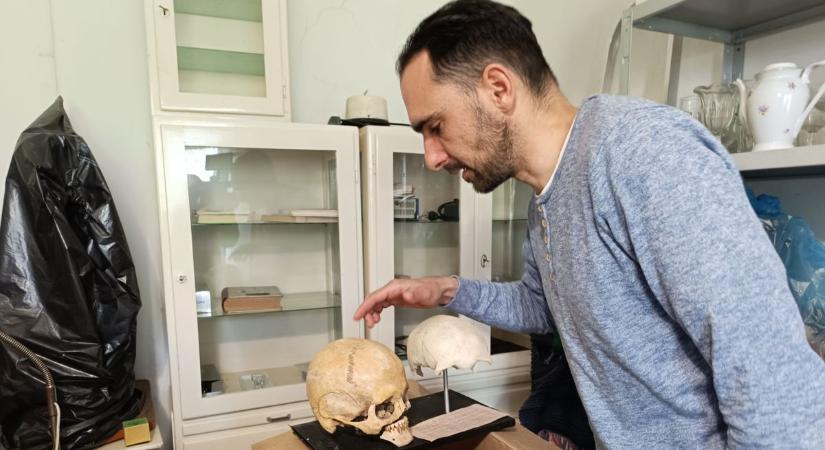 Több ezer éves hombár és csaták nyomait őrző koponyák: elképesztő kincseket rejtett a kengyeli orvos háza – galéria, videó