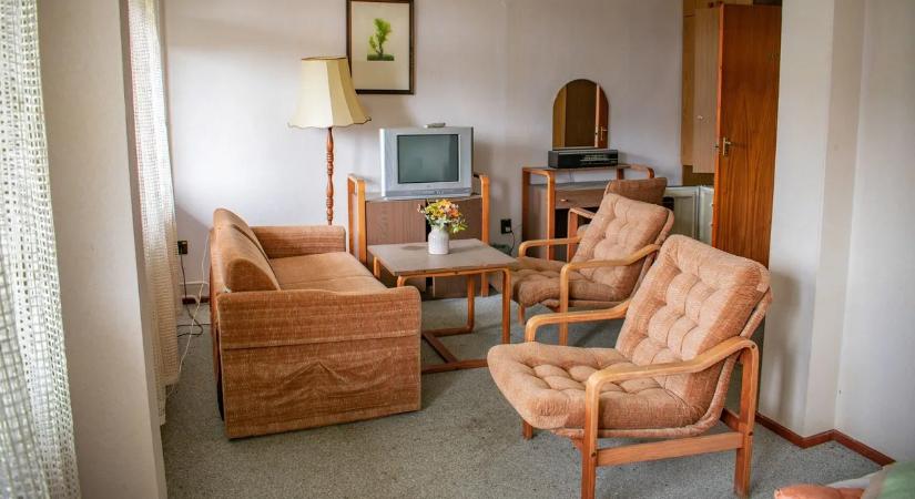 Mi történt az utolsó éjszakán? Egyik pillanatról a másikra tűntek el a vendégek ebből a tóparti szállodából