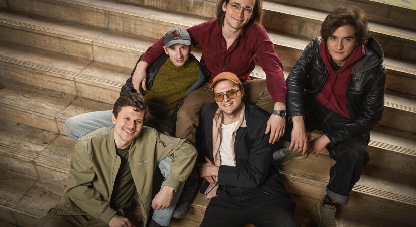 „Mi alakítjuk a saját sorsunkat” – Hét fiatal színész saját kezébe vette a színházcsinálást a díszletépítéstől a szerződéskötésig