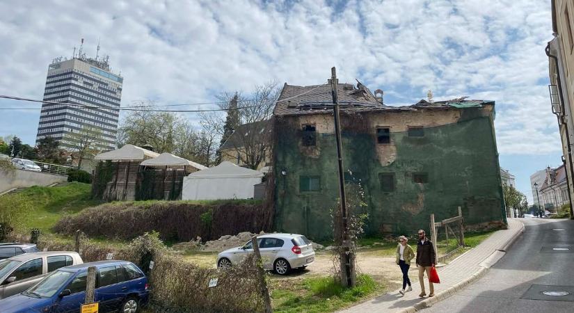 Életveszélyes romhalmaz a belvárosban: bármikor megadhatja magát a veszprémi ház (galéria)