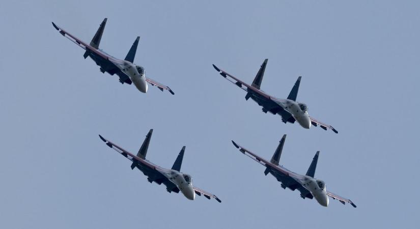 Már csak ez hiányzott Ukrajnának: pusztító vadászgépeket kapott az orosz hadsereg, 200 kilométerről támad bármire – videón a Szu-35SZ