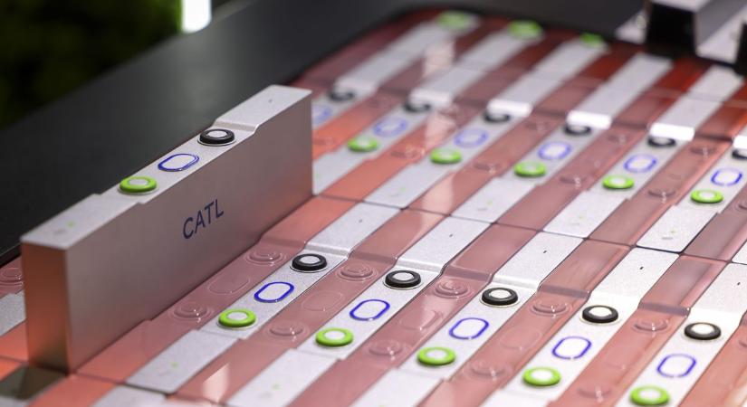 Ilyen akkumulátorgyár még nem volt Magyarországon: a Mercedes összeállt a kínai óriással – Debrecenből hordják a cellákat