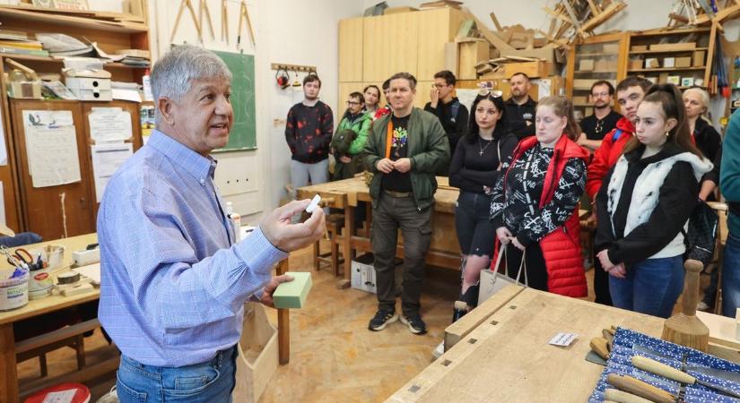 Szegeden árulta el szakmai titkait a világhírű asztalosművész, aki Notre-Dame-on is dolgozik