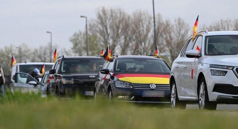 Itt tart Németország: éhezők menete indult Berlinbe, nem bírják tovább a horror üzemanyagárat – több kilométeres a konvoj