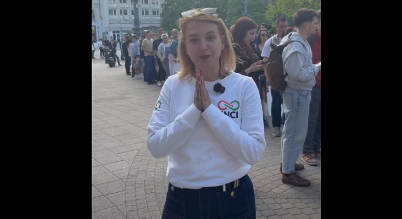 A Kossuth utcától a Nagytemplomig állt a sor – Tompa Enikő meghatódva mondott köszönetet támogatóinak