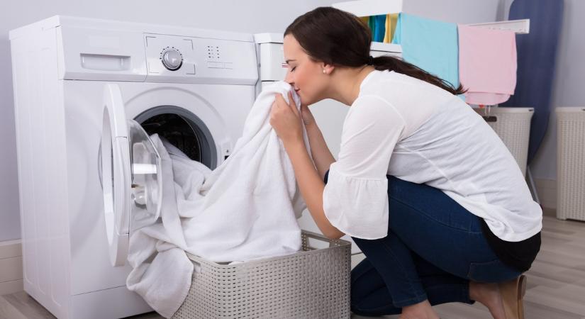 Felejtsd el az öblítőt! Nagyi filléres trükkje újra hódít – ettől lesz puha és friss a ruhád