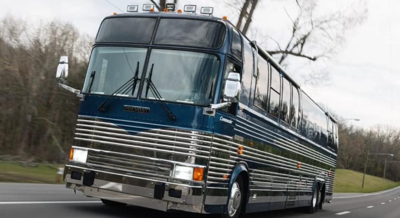 Charlie Sheen lakóbusza: ha egy jármű mesélni tudna…